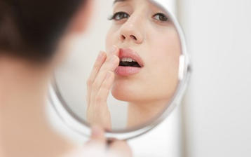 Nawracająca opryszczka - przyczyny częstego zimna na ustach