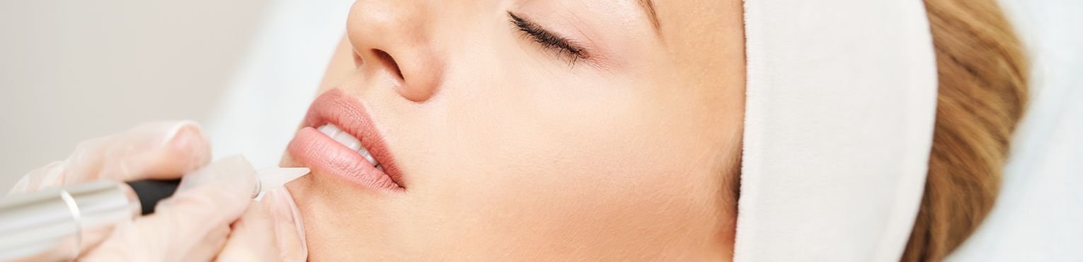 Opryszczka po makijażu permanentnym ust – co robić?