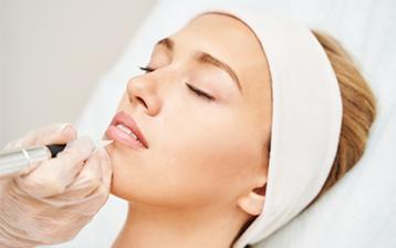 Opryszczka po makijażu permanentnym ust – co robić?